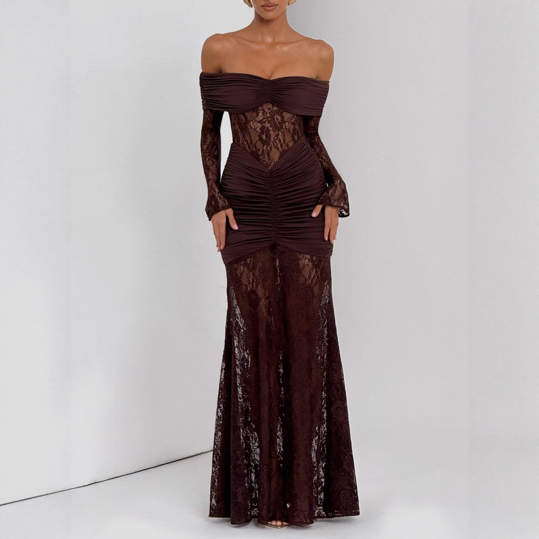 Fotsid off-shoulder maxikjole for dame, med flatterende rynkedetaljer. Stilig selskapskjole.