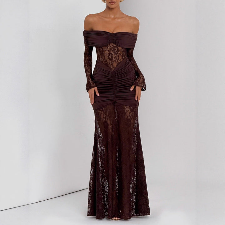 Fotsid off-shoulder maxikjole for dame, med flatterende rynkedetaljer. Stilig selskapskjole.