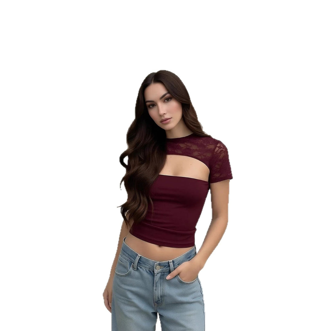 Motebevisst kortermet cropped topp med unikt mønster, gir en figurnær og elegant look til damer.