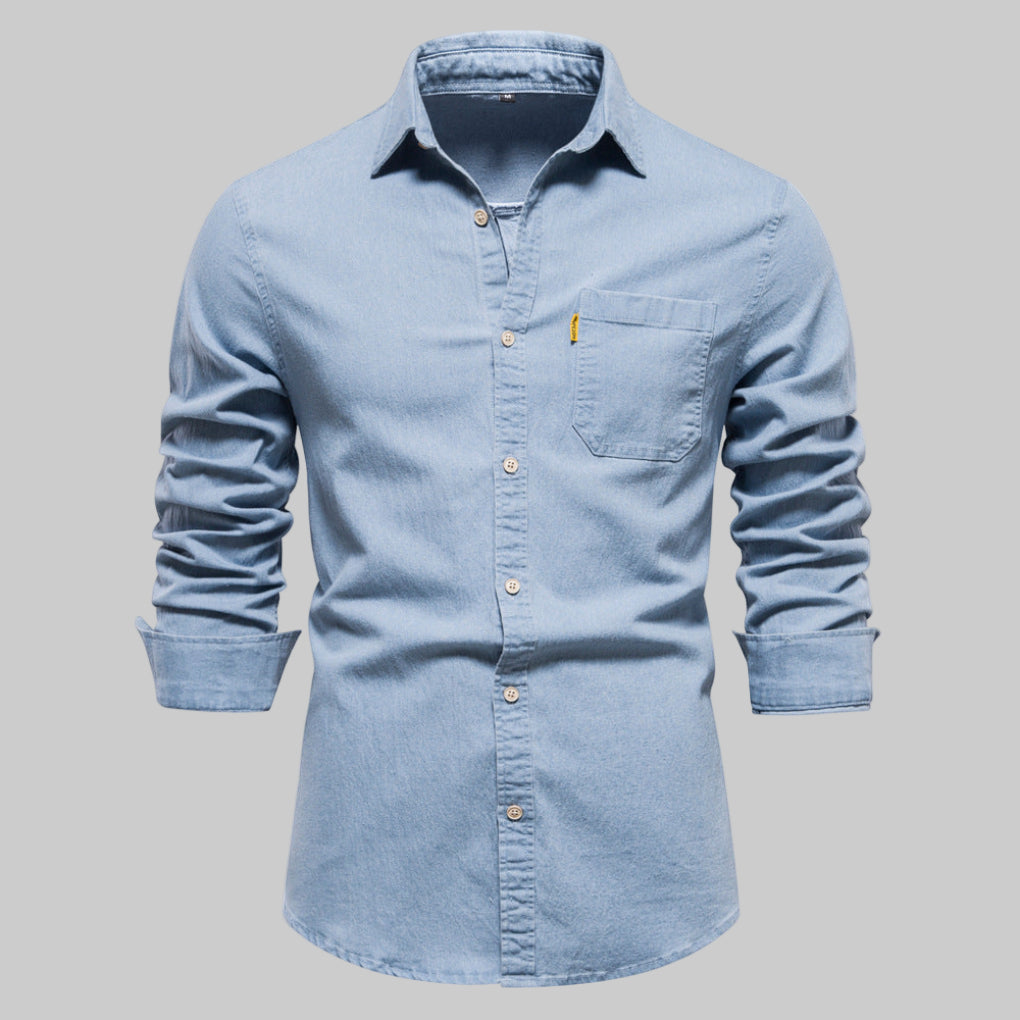 Menns langermet lys blå denimskjorte med knapper. Klassisk casual jeansskjorte for hverdag og fritid.
