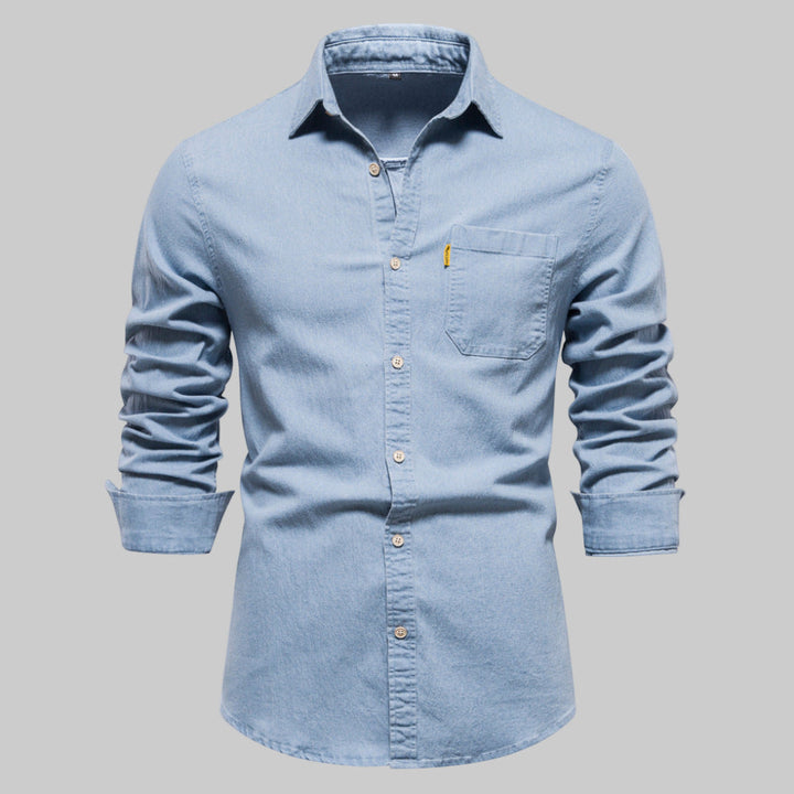 Menns langermet lys blå denimskjorte med knapper. Klassisk casual jeansskjorte for hverdag og fritid.