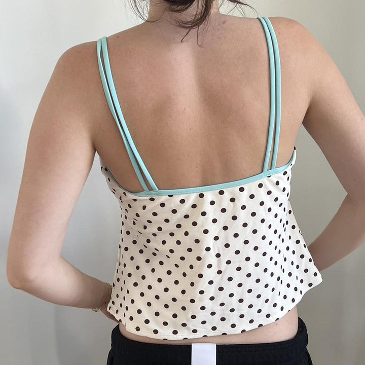 Lekker hvit polka-prikket sommer topp med snøring. Ideell lett topp for en avslappet, men elegant look. Mote for damer.