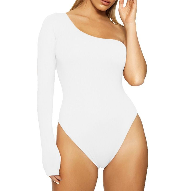 Ryggdetalj av en sømløs og elegant hvit én skulder body til dame, med lang erm.