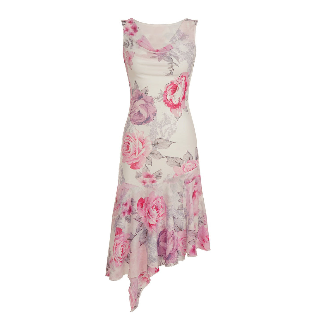 Stilig rosa kjole for kvinner med asymmetrisk design og fargerikt blomstertrykk. Mote for sommeren.