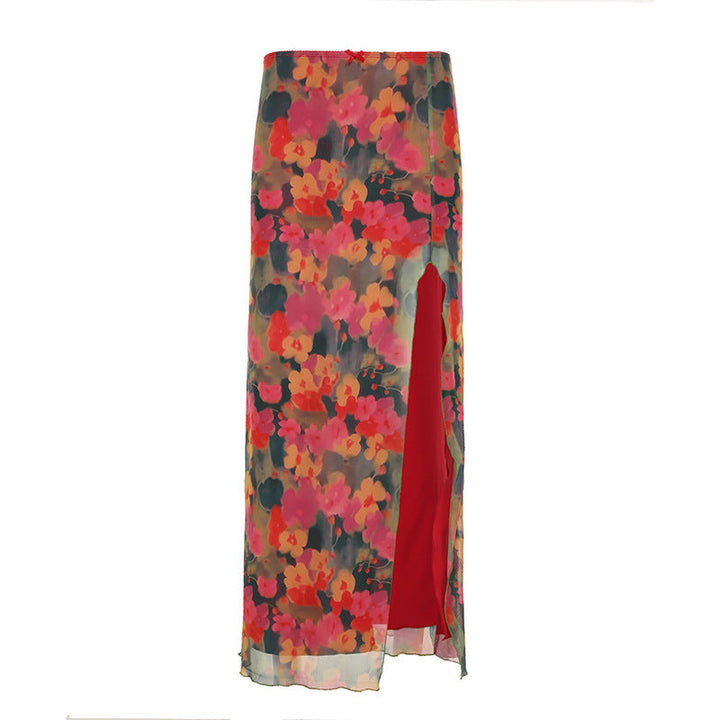 Fargerikt dame maxiskjørt med moderne blomsterprint og trendy sidesplitt, perfekt for varme dager.