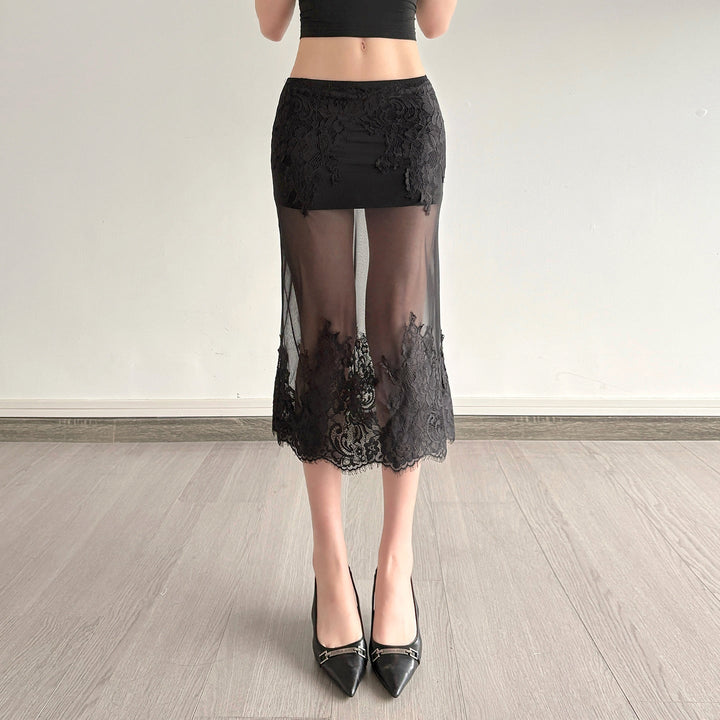 Moteskjørt for kvinner med elegante volanger og gjennomsiktig design. Perfekt festskjørt med delikate detaljer.
