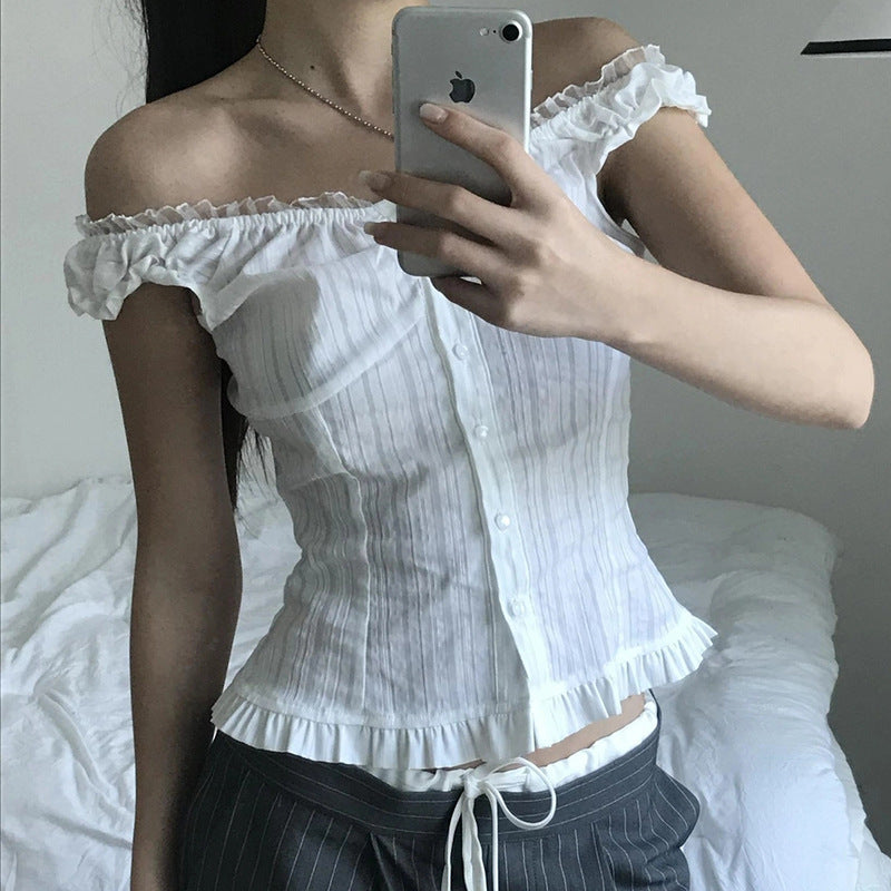 Hvit off-shoulder damebluse med elegant volangkant, perfekt for sommer og fest. Stilbevisst og feminin.