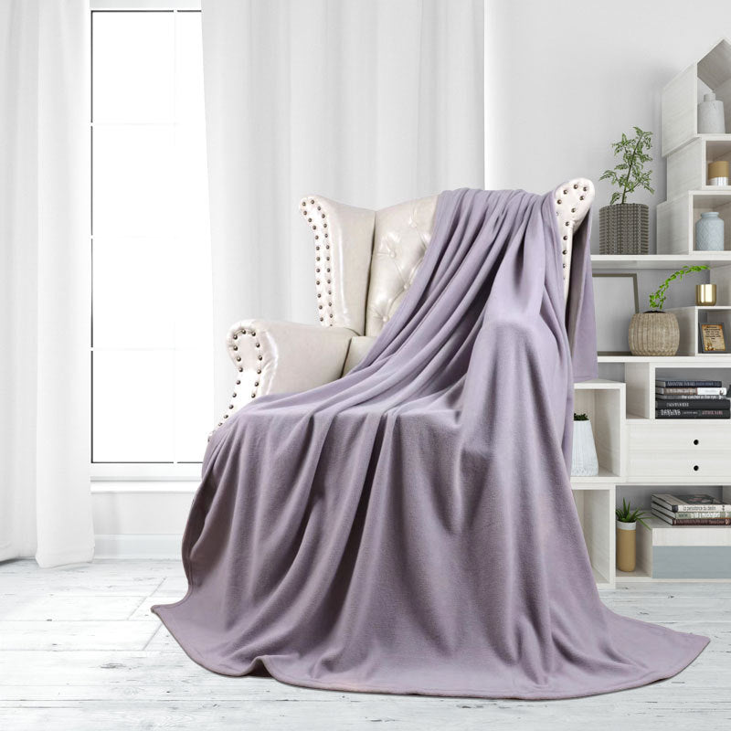 Komfortabelt og mykt damepledd i luksuriøs mikrofiber. Perfekt for moderne innredning.