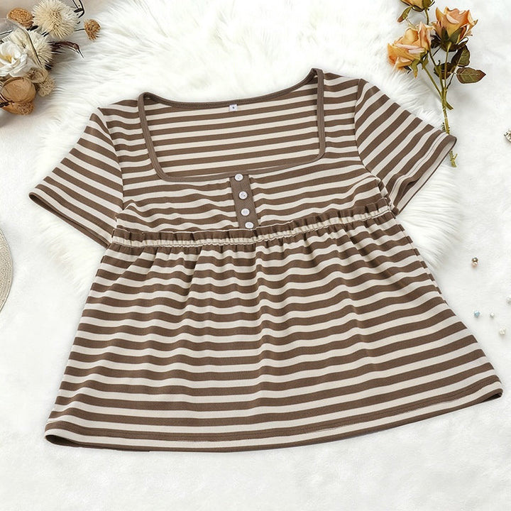 Stripete kortermet damebluse med rynket kant og elegant knappestolpe. Moteriktig og casual sommerbluse for kvinner.