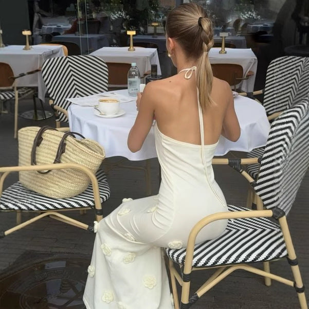 Hvit sommerkjole for damer, en elegant og romantisk maxikjole ideell for hagefester eller formelle eventer.