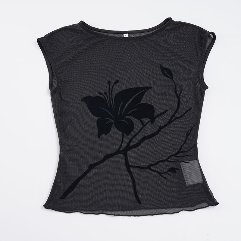 Moteriktig langermet damebluse med gjennomsiktig design og blomstertrykk. Passer til både hverdag og fest.