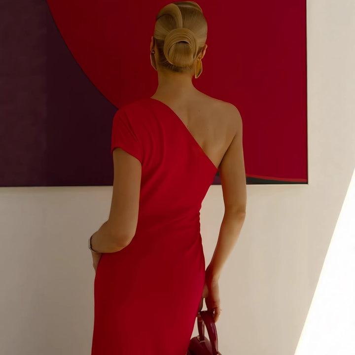 Asymmetrisk rød sommerkjole til dame. Ermeløs omslagskjole med elegant design, ideell for spesielle anledninger.