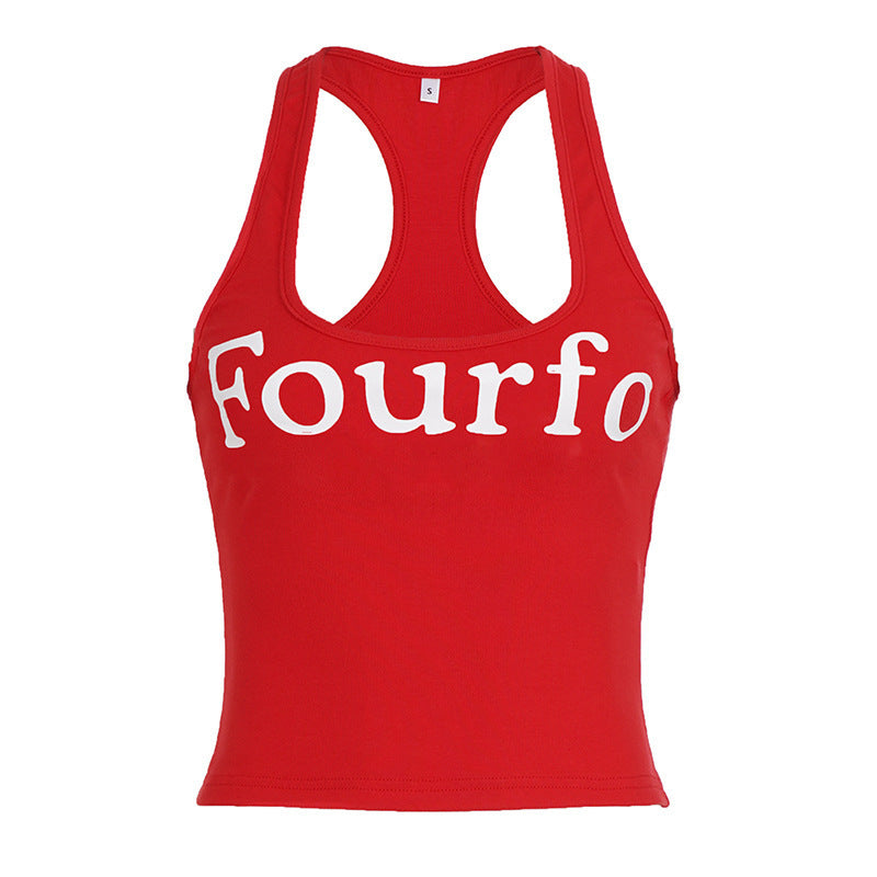 Figurnær rød crop-topp for damer, sportslig design for trening og yoga. Aktivtøy med stilfulle stropper.