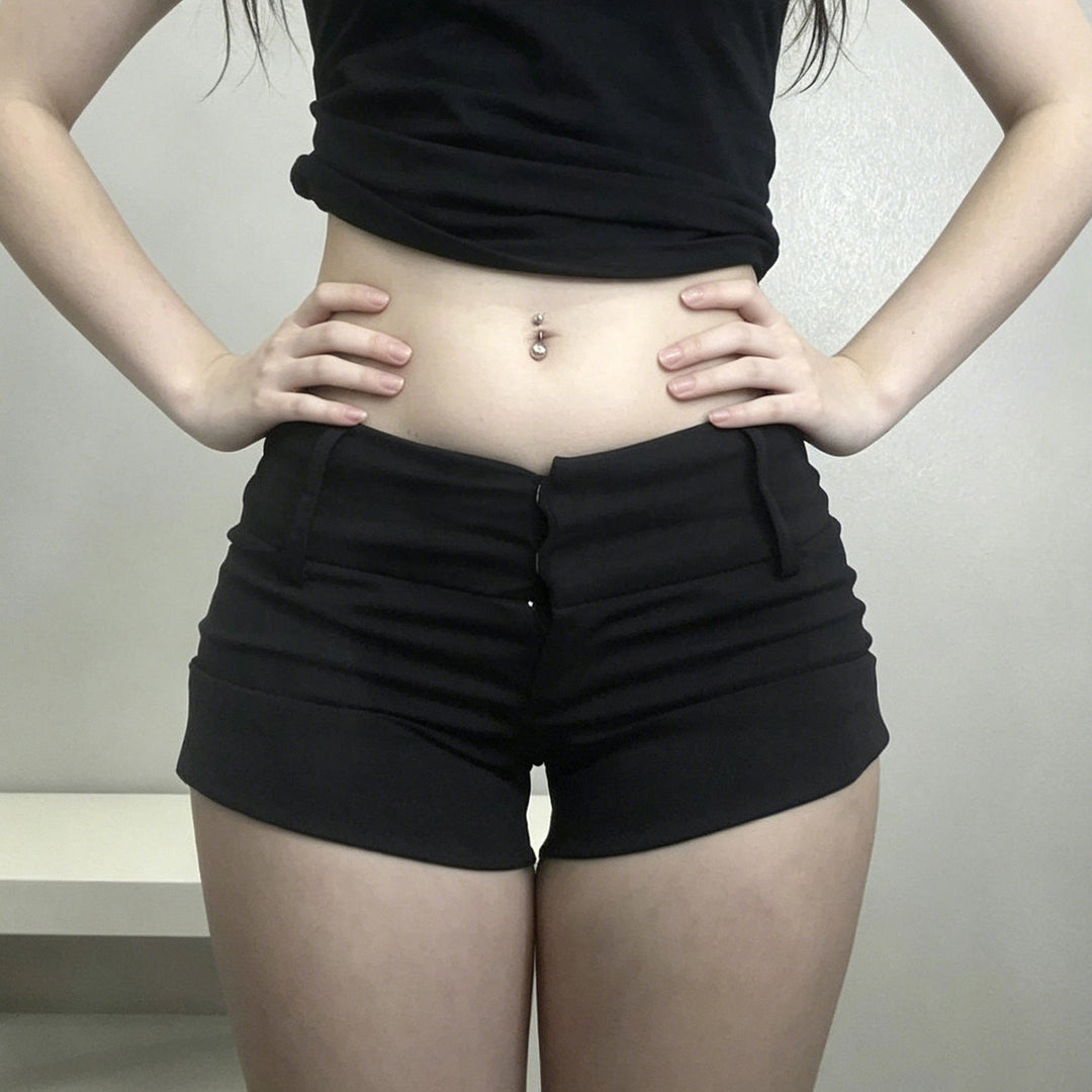 Stilfulle skreddersydde dame shorts i sort design, perfekt for fritid og elegant hverdag. Komfortabel passform.
