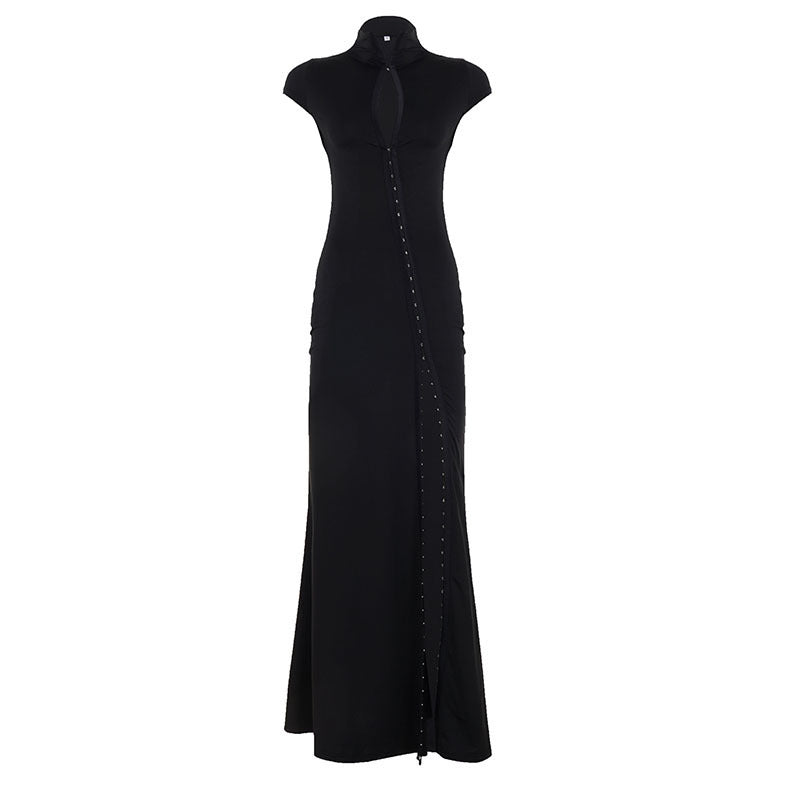Sofistikert dame omslagskjole i svart, med elegant høyoppreist krage for en tidløs og stilig kveldslook.
