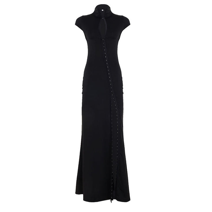 Sofistikert dame omslagskjole i svart, med elegant høyoppreist krage for en tidløs og stilig kveldslook.