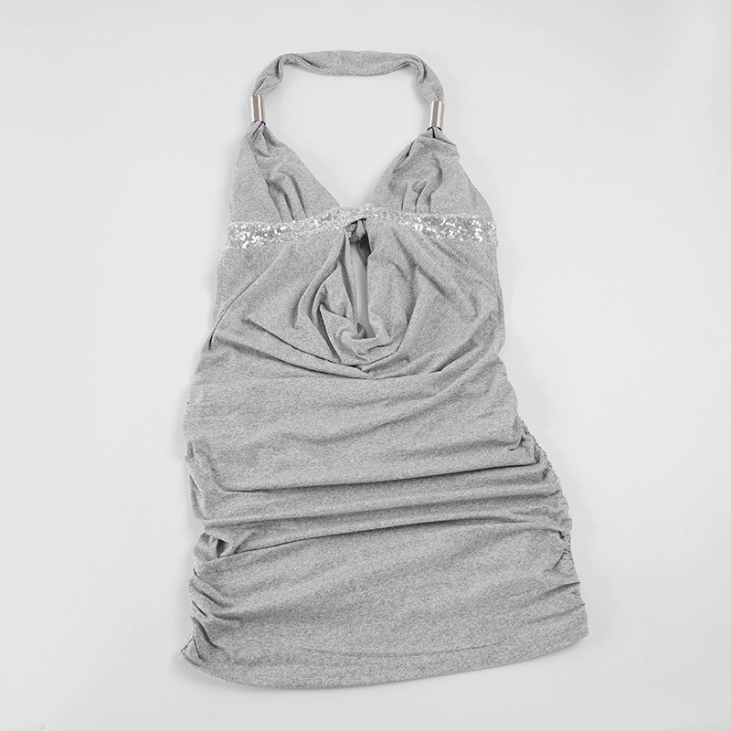 Feminin halterneck kjole med rynker, glitter og elegant design, egnet som sommer- eller kveldsantrekk.