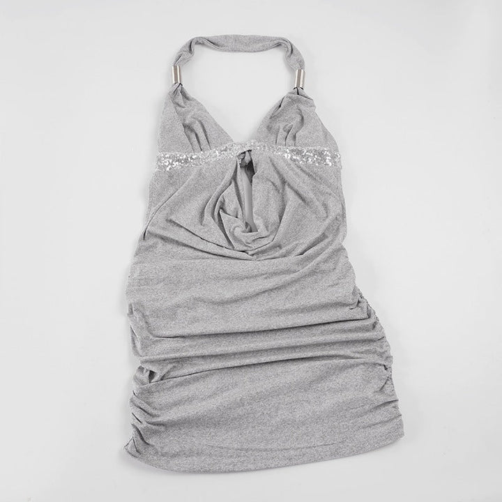 Feminin halterneck kjole med rynker, glitter og elegant design, egnet som sommer- eller kveldsantrekk.