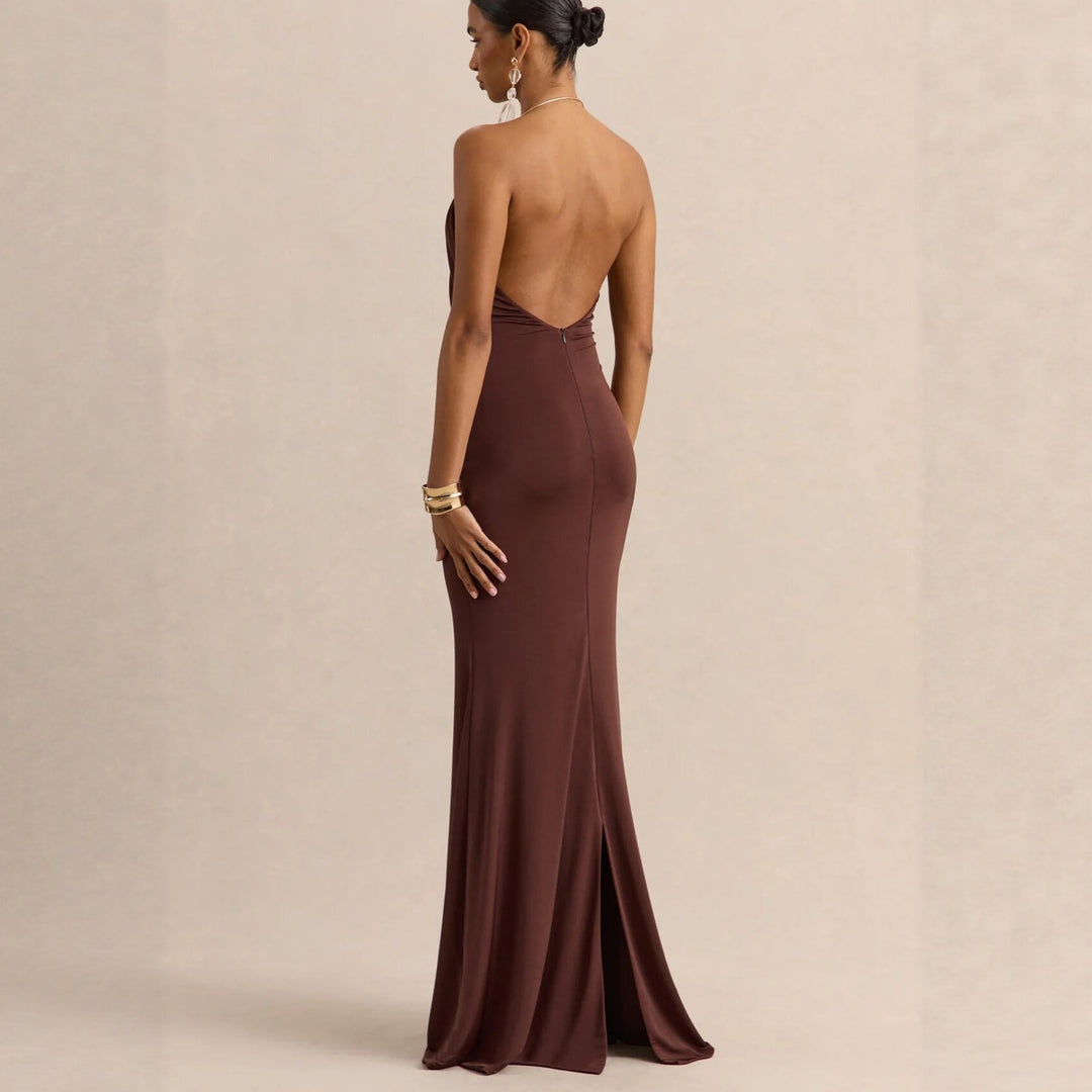 Brun draperingskjole, en elegant lang damekjole med dyp v-hals og figurfremhevende snitt. Kvinneklær.