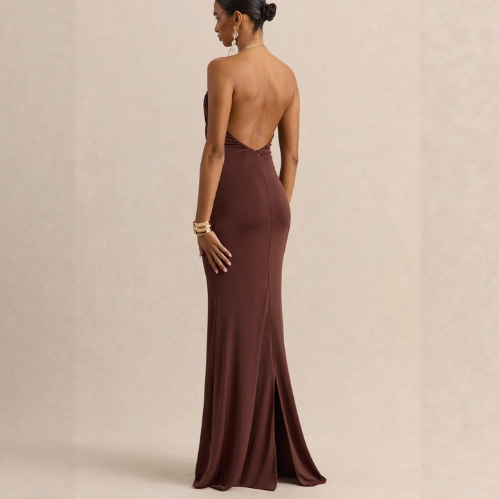 Brun draperingskjole, en elegant lang damekjole med dyp v-hals og figurfremhevende snitt. Kvinneklær.