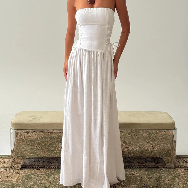 Elegant off-shoulder maxikjole for kvinner med stilige volangdetaljer, perfekt til sommer og fest.