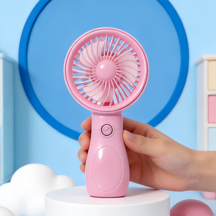 Kvinne bruker elegant, liten USB-drevet vifte for frisk luft og komfort på et kontorbord om sommeren.