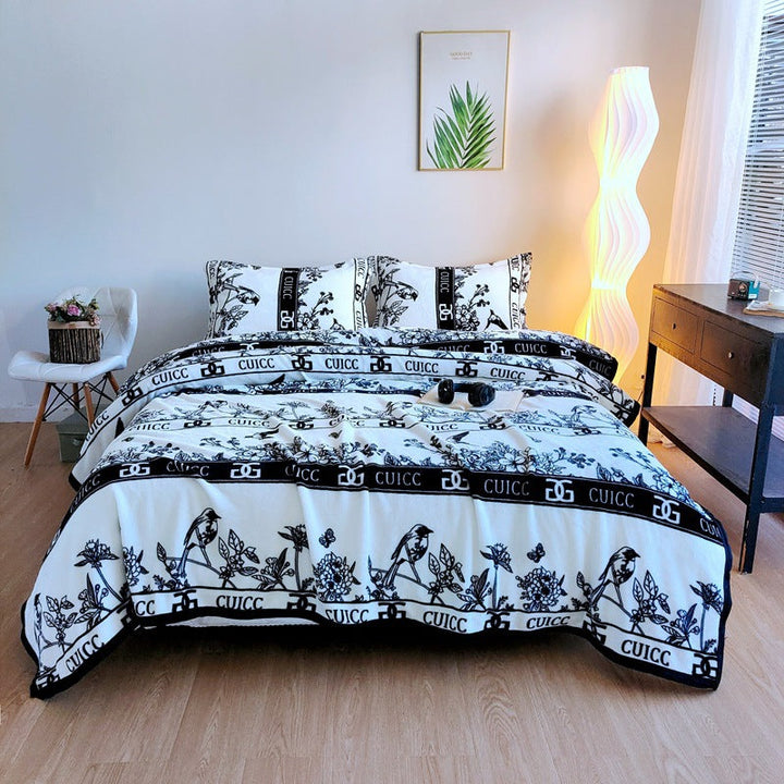 Mykt fluffy pledd for dame med hvite skyer. Ideelt for avslapning og kos på sofaen eller i sengen.