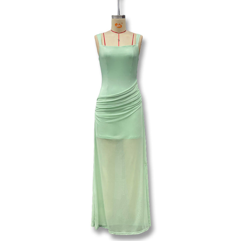 Statement elegant maxikjole for dame, perfekt for spesielle anledninger. Har unike draperinger og et transparent parti.