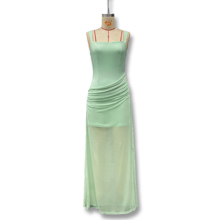 Statement elegant maxikjole for dame, perfekt for spesielle anledninger. Har unike draperinger og et transparent parti.