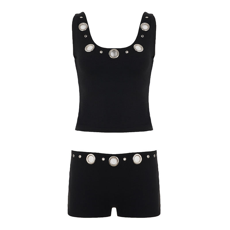 Pustende dame sportsett med kort ermet topp og treningsshorts, utmerket for varme dager. Med feminine ringdetaljer.