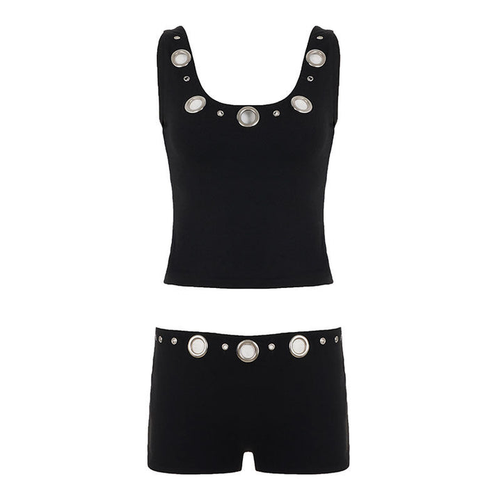 Pustende dame sportsett med kort ermet topp og treningsshorts, utmerket for varme dager. Med feminine ringdetaljer.