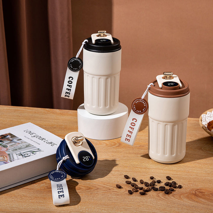 Stilren termokopp for dame med lekkert design og sikker klapplokk. Ideell gjenbrukbar kaffekopp på farten.