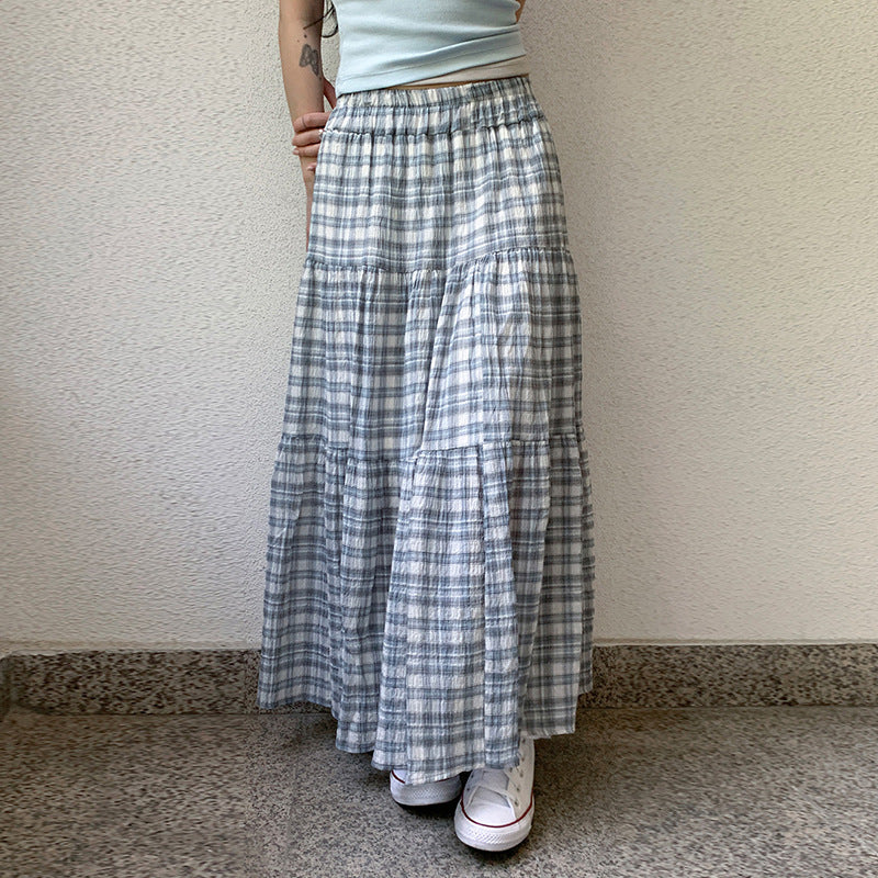 Elegant rutete maxiskjørt for kvinner med flytende snitt, perfekt for sommerlige hverdagsantrekk.