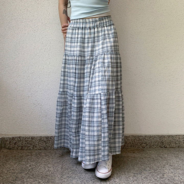 Elegant rutete maxiskjørt for kvinner med flytende snitt, perfekt for sommerlige hverdagsantrekk.