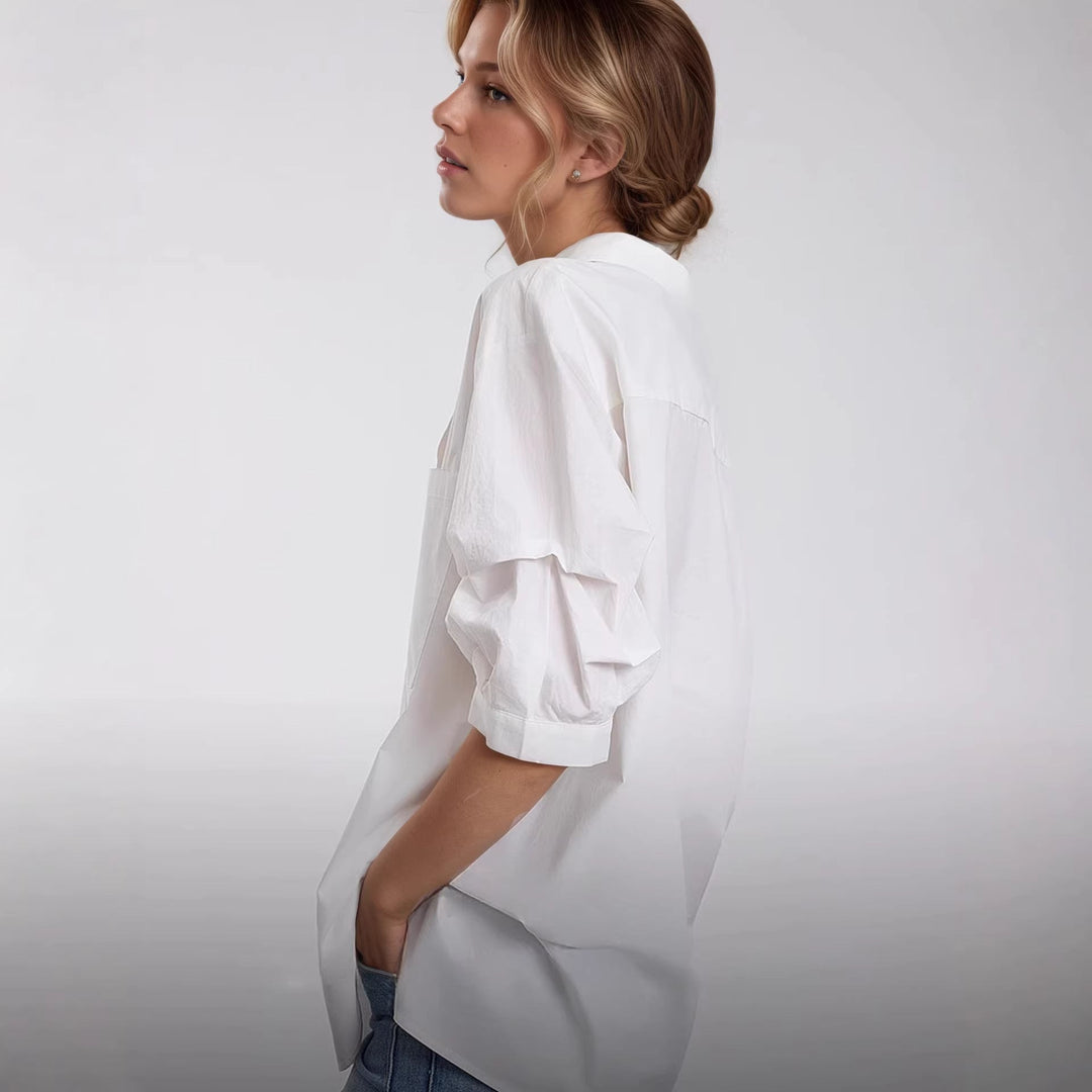 Komfortabel hvit oversized damebluse, tidløs minimalistisk design. Perfekt for både hverdag og formelle anledninger.