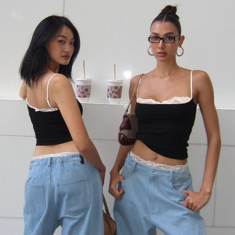 Trendy svart crop topp til damer med fine blondekanter. Smale, justerbare stropper for optimal passform til fest og sommer.