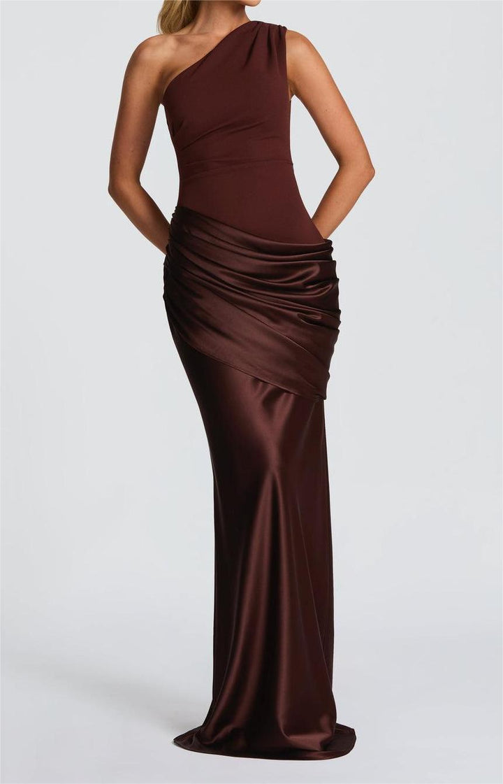 Lekker drapert kveldskjole med off-shoulder og asymmetrisk snitt. Elegant og sexy festkjole for kvinner i gul.