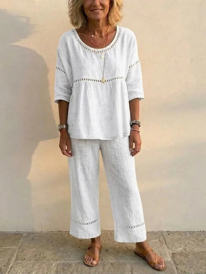Kvinnelig loungewear: Kortermet topp med blondehals og matchende shorts, perfekt for avslapning.