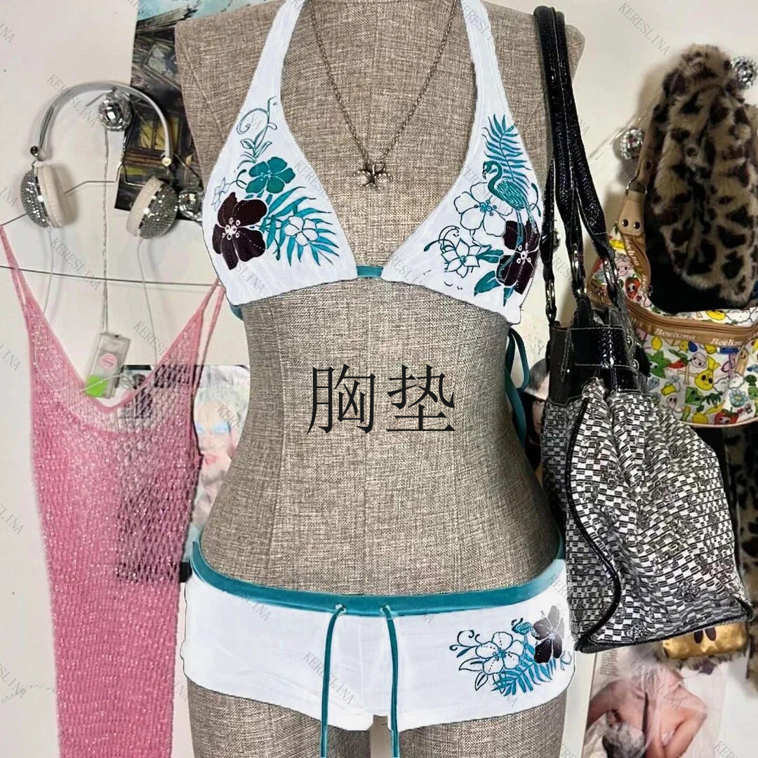 Moteriøst dame badetøy: bikini med vakkert blomsterdesign for strandferie.