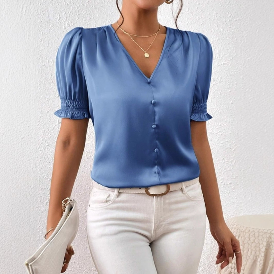 Stilig sommerbluse for kvinner, med elegante puffermer og en pen knappeliste i front. Hverdag.