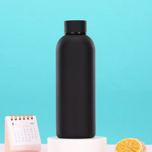 Dame holder isolert drikkeflaske, 500ml, med blomsterdesign. Perfekt for aktive kvinner.