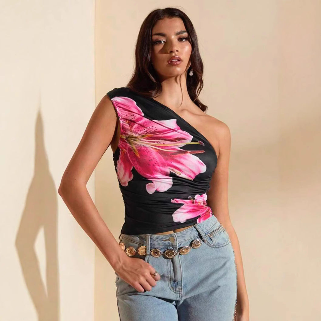 Dame crop-top med asymmetrisk U-hals og elegante blomsterdetaljer, perfekt for sommer.