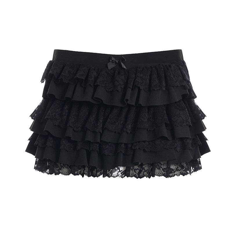 Feminin kortere volangskjørt for kvinner med unike spissdetaljer. Et moderne dameskjørt for sommer og fest.