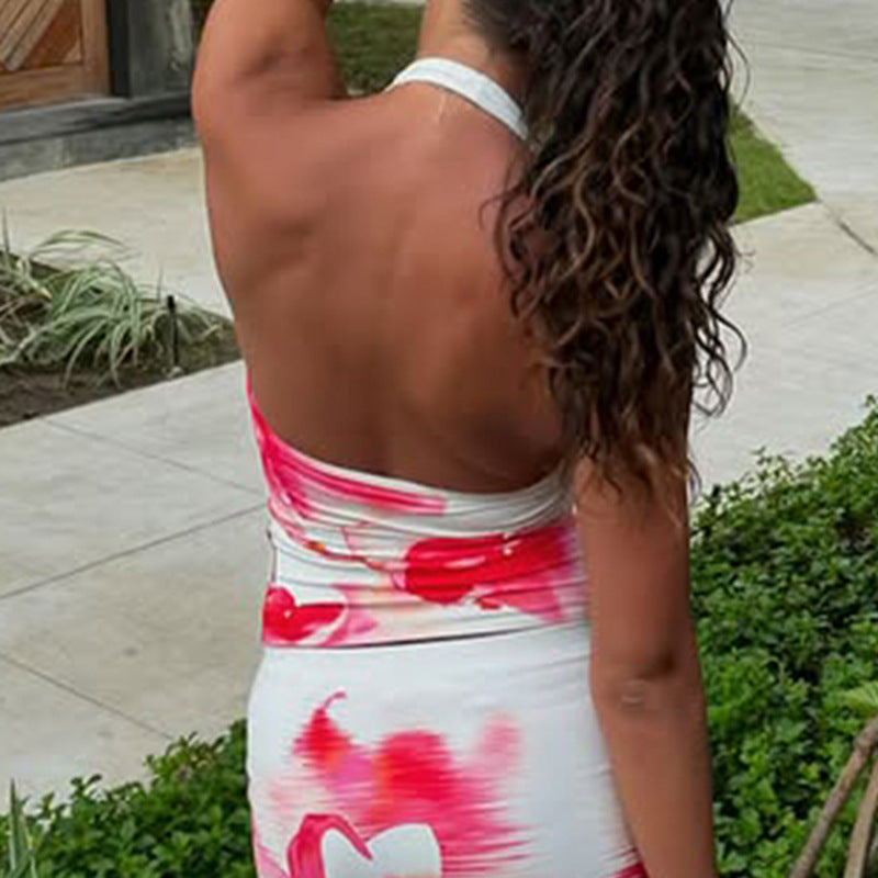 Dame sommer topp, hvit halterneck med trendy blomsterdesign. Flott for fest eller avslappet sommerdag.