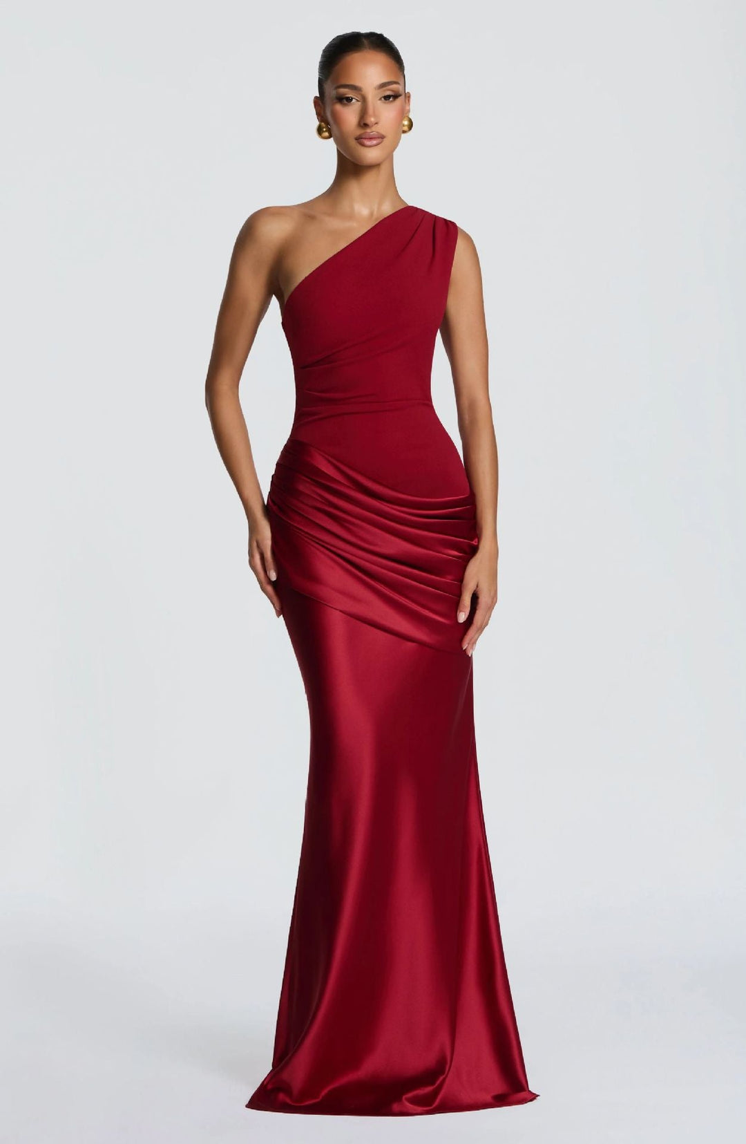 Klassisk drapert cocktailkjole for spesielle anledninger. Elegant off-shoulder design, tilgjengelig i hvit.