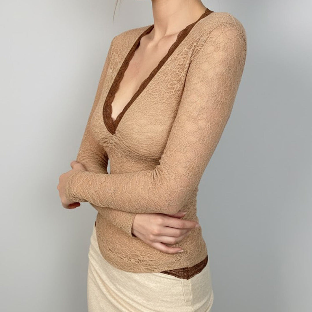 Elegant brun spissbluse for kvinner, med stilig dyp V-hals og lange ermer for en sofistikert look.