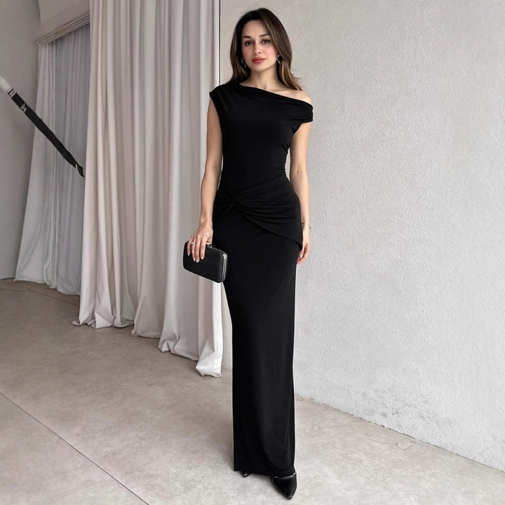 Elegant dame maxikjole med off-shoulder design, perfekt for fest og formelle anledninger.