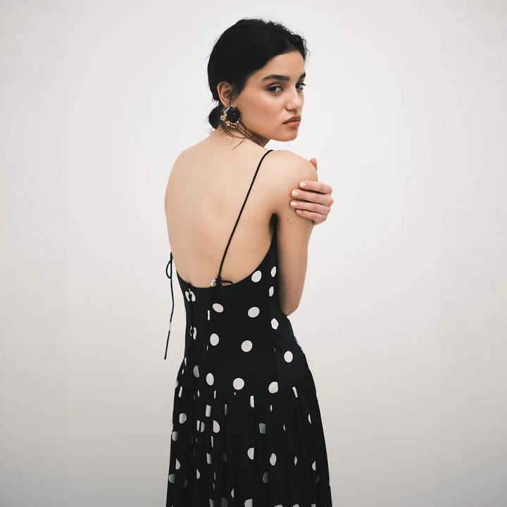 Stilig prikkekjole i maxilengde for kvinner, ideell som elegant festkjole eller behagelig vårkjole.