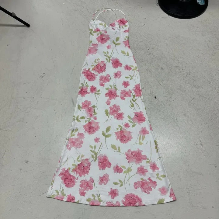 Dame elegant maxikjole i floral print. Tynne stropper og lang modell; perfekt for sommerens begivenheter.