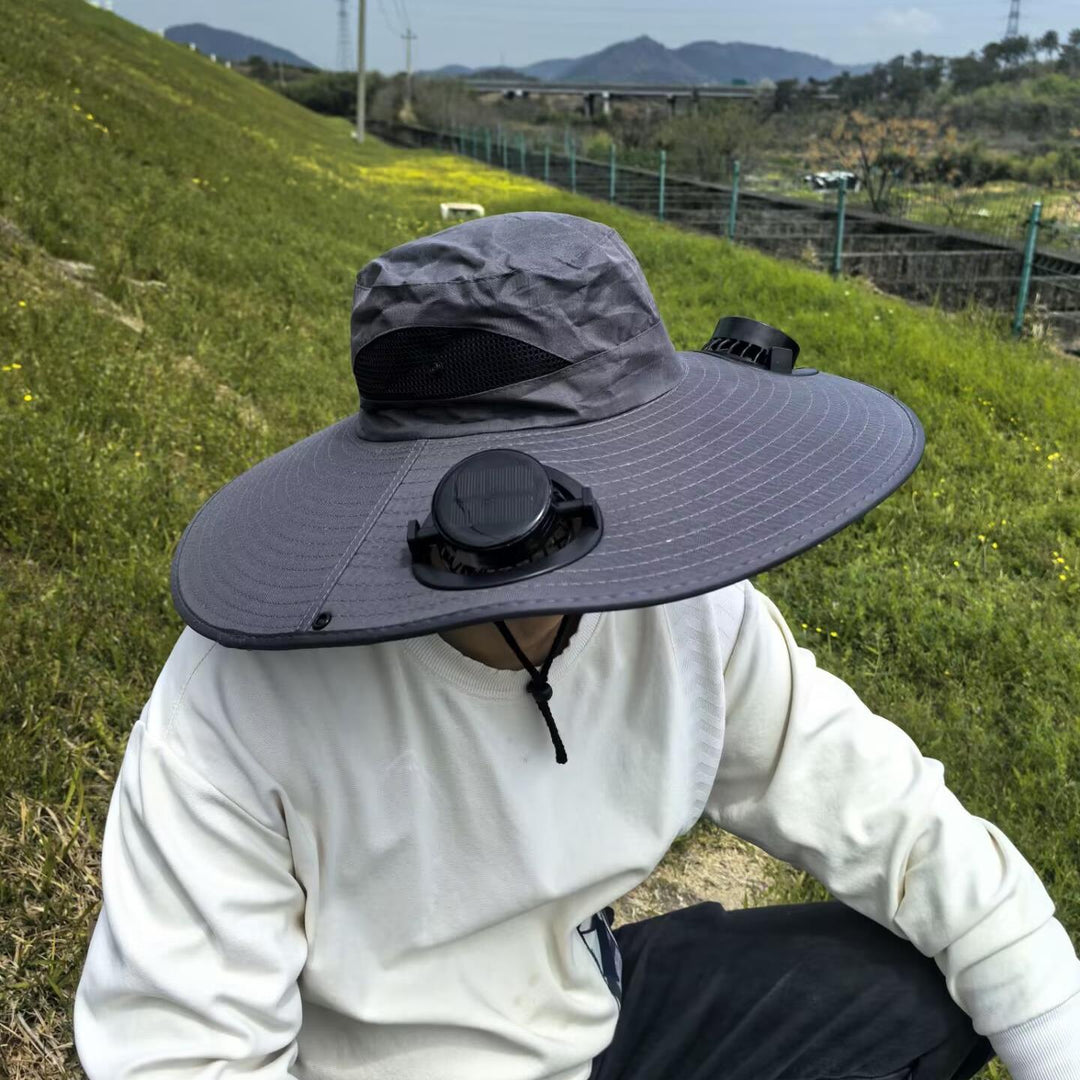 Praktisk solhatt med vifter for kjøling; unisex design, perfekt for alle utendørsaktiviteter i solen.